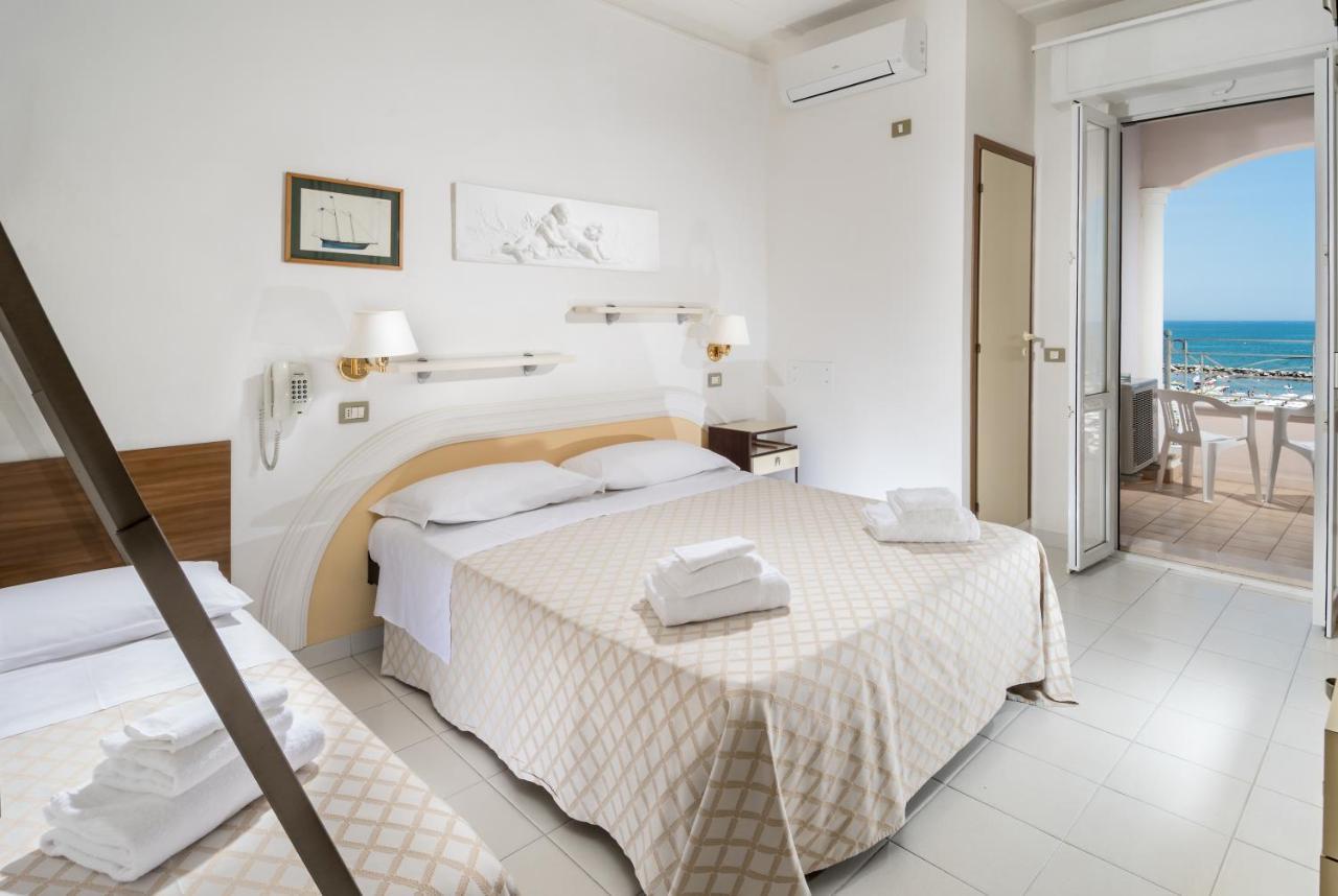 Hotel Continental Cattolica Exteriér fotografie