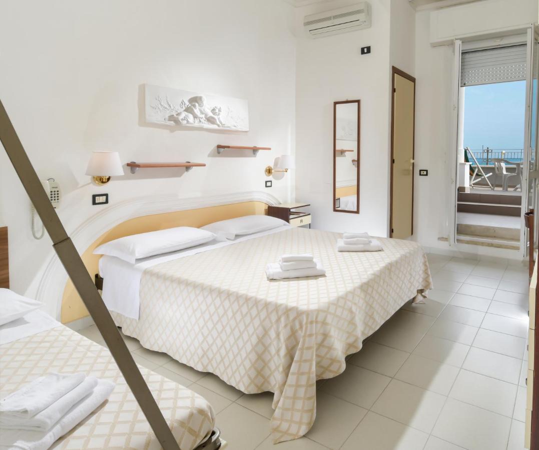 Hotel Continental Cattolica Exteriér fotografie